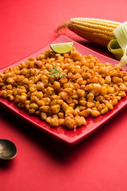 El maíz frito crujiente es un aperitivo de inicio Chatpata de la India, servido en un tazón, enfoque selectivo