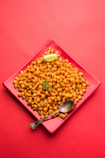 El maíz frito crujiente es un aperitivo de inicio Chatpata de la India, servido en un tazón, enfoque selectivo