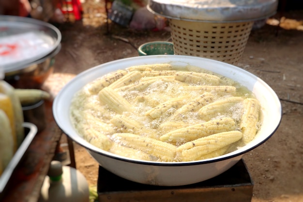 Maíz hervido en comida callejera