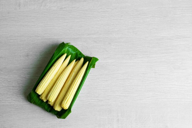 Maíz joven en una hoja de plátano. Embalaje ecológico