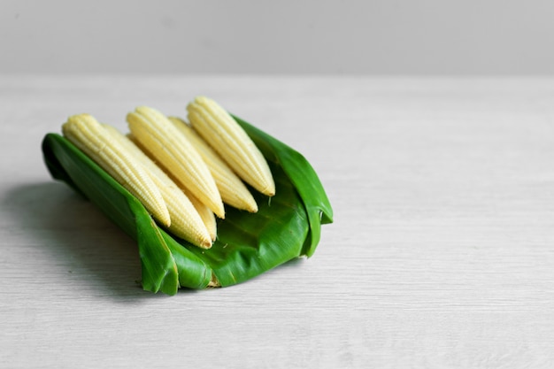 Maíz joven en una hoja de plátano. Embalaje ecológico