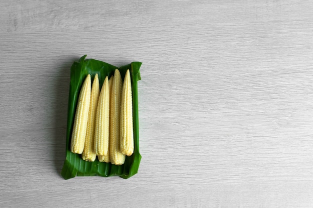 Maíz joven en una hoja de plátano. Embalaje ecológico