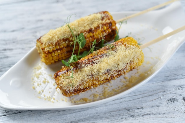 Maíz en mazorca a la parrilla con queso parmesano, maíz a la parrilla, verduras a la parrilla