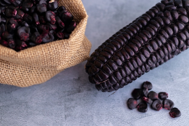 Maíz morado peruano, que se usa principalmente para preparar jugo o un postre gelatinoso