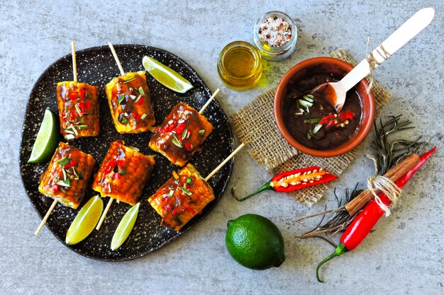 Maíz en palitos con salsa de chile y lima.