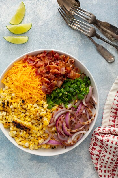 Maíz a la parrilla y ensalada de jalapeno con queso y tocino