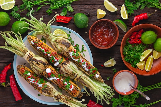 Maíz a la parrilla con hierbas y salsa. Plato tradicional mexicano y latinoamericano