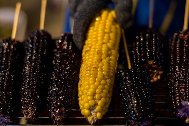 Maíz a la parrilla y maíz morado en comida callejera tailandesa