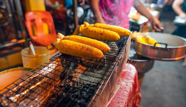 Maíz a la parrilla en el mercado callejero de la isla