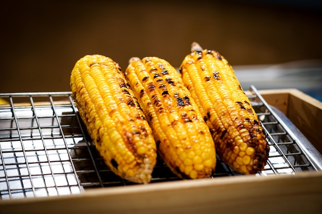 Maíz a la parrilla a la parrilla con borrón BBQ al lado