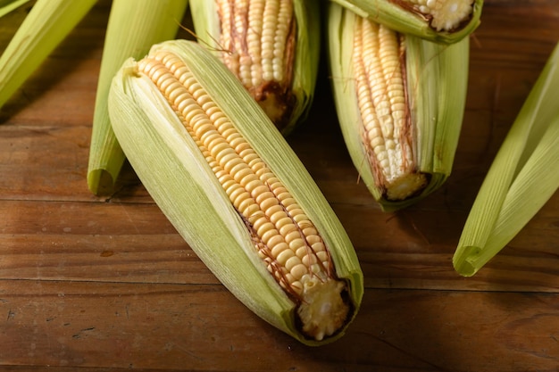 maíz verde crudo con paja, maíz dulce
