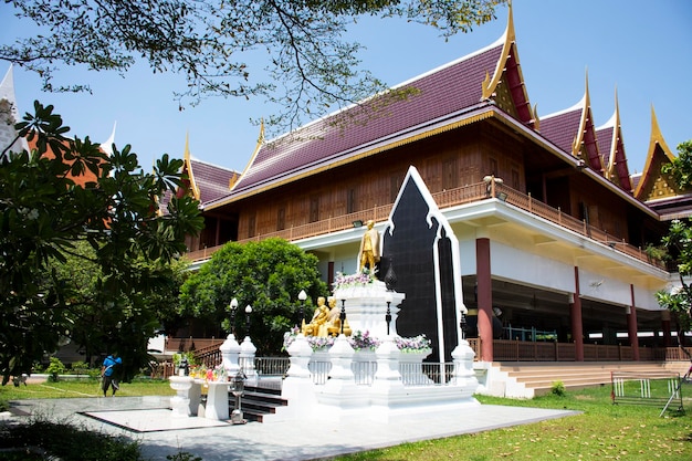 Foto majestad el rey phrabat somdet phra paraminthra maha chulalongkorn phra chulachomklao chao yu hua rama v o la estatua de kings piya en el templo wat ku o phra nang rua lom el 7 de mayo de 2023 en nonthaburi tailandia