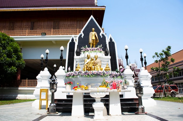 Majestät König Phrabat Somdet Phra Paraminthra Maha Chulalongkorn Phra Chulachomklao Chao Yu Hua Rama V oder Kings Piya Statue im Wat Ku oder Phra Nang Rua Lom Tempel am 7. Mai 2023 in Nonthaburi Thailand