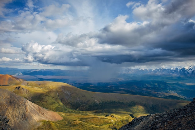 Foto majestätische berglandschaft, die sich von einem aussichtspunkt aus öffnet panorama der berggipfel und des stürmischen himmels