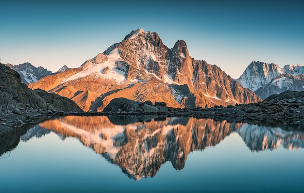 Majestätische französische Alpenlandschaft von Lac Blanc mit Mont Blanc-Gebirgskette, die sich im Sonnenuntergang am See in Haute Savoie Chamonix in Frankreich widerspiegelt