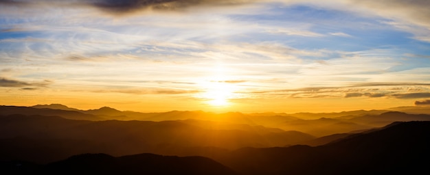 Majestätische Gebirgslandschaft