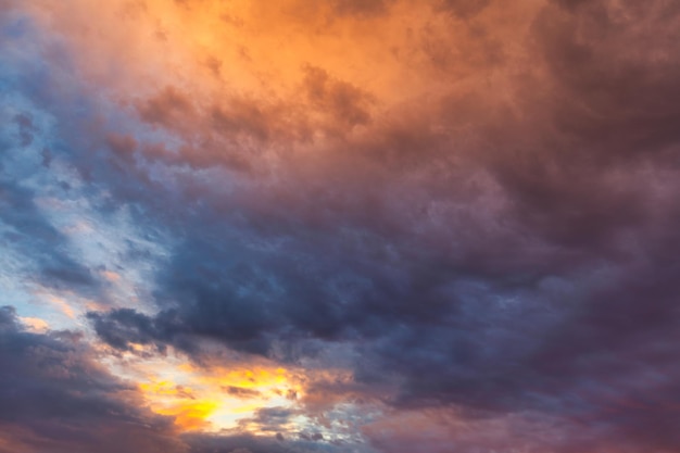 Majestätische Gewitterwolken, die von der Abendsonne beleuchtet werden