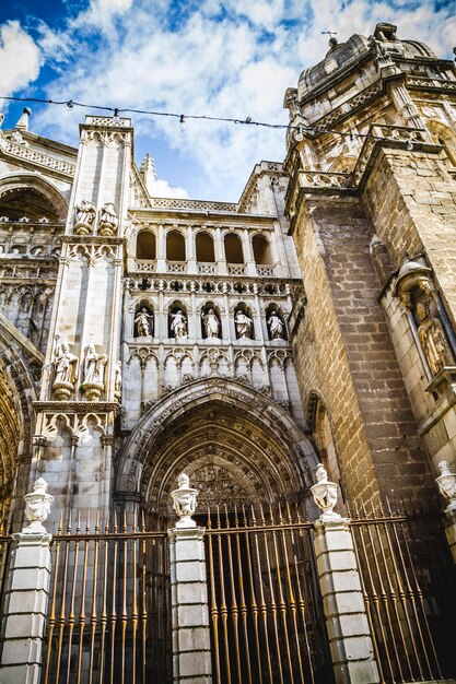 majestätische Kathedrale im gotischen Stil von Toledo mit Wänden voller religiöser Skulpturen