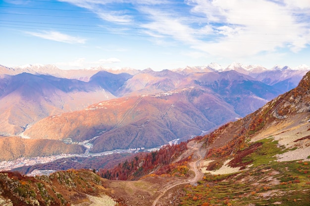 Majestätische Kaukasusberge im Herbst