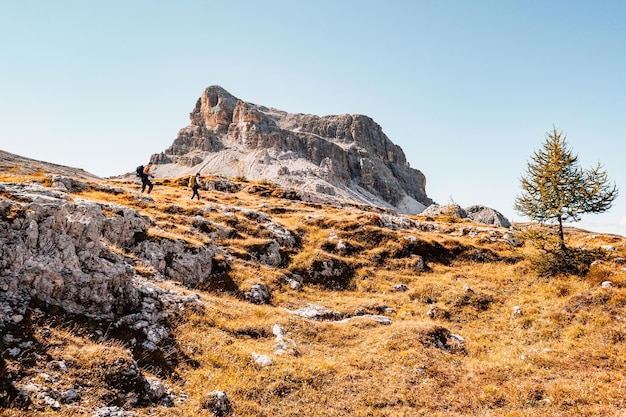 Foto majestätische landschaft des alpinen roten herbstes cinque torri passo falzarego tofana wunderbare wandernaturlandschaft in den dolomiten italiens in der nähe von cortina d'ampezzo