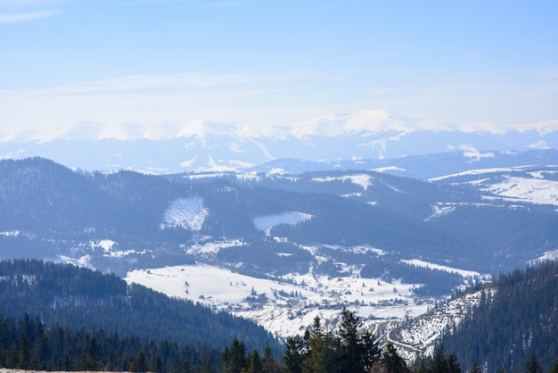 Majestätische Wintergebirgslandschaft