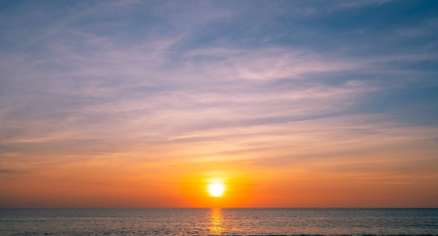 Majestätische Wolken am Himmel Sonnenuntergang oder Sonnenaufgang über dem Meer Schöne cloudscape Landschaft Erstaunliches Licht der Natur Landschaftshintergrund.