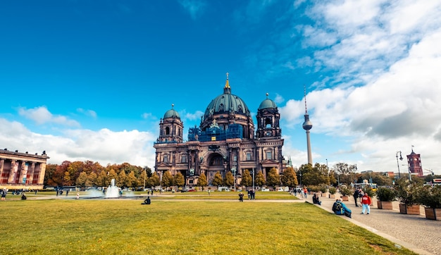 Majestätischer Berliner Dom unter blauem Himmel