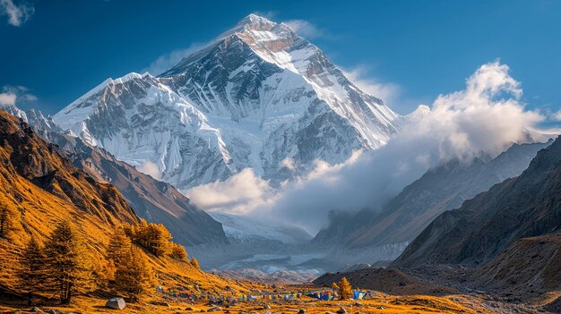 majestätischer Blick auf den Mount Everest vom Basislager mit Gebetsfahnen