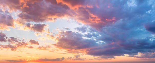 Majestätischer echter Sonnenaufgang-Sonnenuntergang-Himmelhintergrund mit sanften bunten Wolken