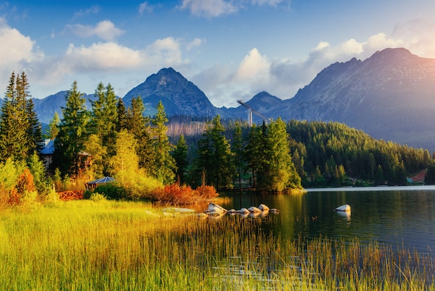 Majestätischer Gebirgssee im Nationalpark hohes Tatra.