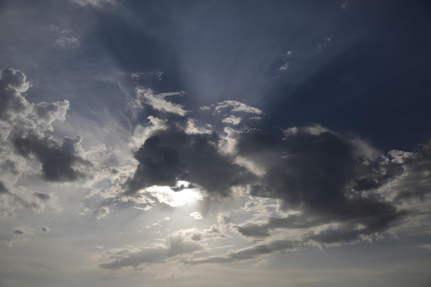 Majestätischer Hintergrund des blauen Himmels mit Wolken