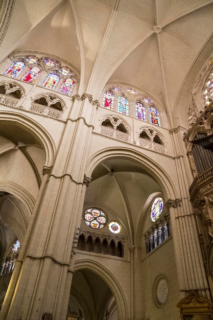 Foto majestätischer innenraum der kathedrale toledo, spanien. von der unesco zum weltkulturerbe erklärt