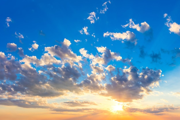 Majestätischer Sonnenaufgang-Sonnenuntergang-Himmel mit Sonnenstrahlen und bunten Wolken