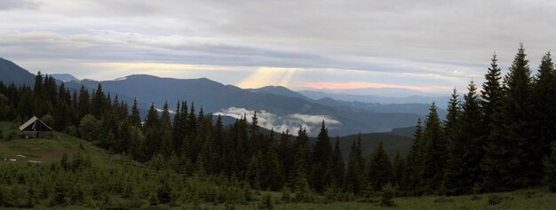 Majestätischer Sonnenuntergang in der Berglandschaft mit sonnigen Strahlen Dramatische Szene Wanderreisen Outdoor-Konzept Karpaten Ukraine