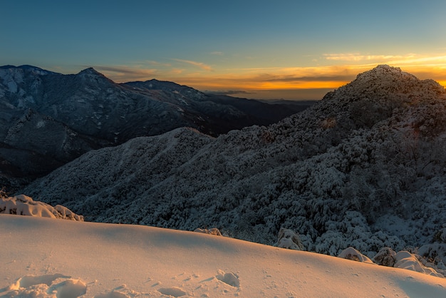 Majestätischer Sonnenuntergang in der Wintergebirgslandschaft