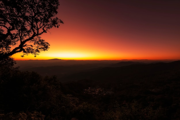 Majestätischer Sonnenuntergang über den Bergen