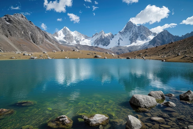 Majestic Lake liegt inmitten von hohen Bergen und Felsformationen, schneebedeckte Berge mit einem kristallklaren See.