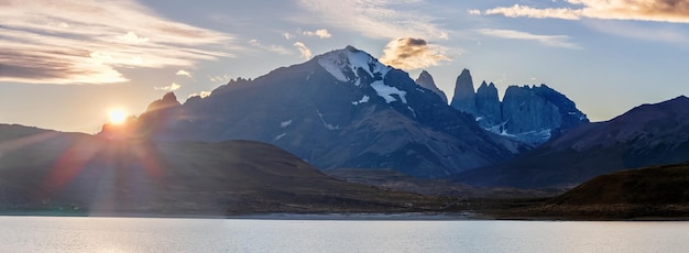 Majestico amanecer sobre las montañas y el lago de la Patagonia