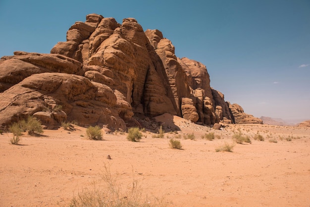 Majestico deserto de areia e rochas gigantescas em Wadi Rum uma das principais atrações turísticas da Jordânia e do Oriente Médio