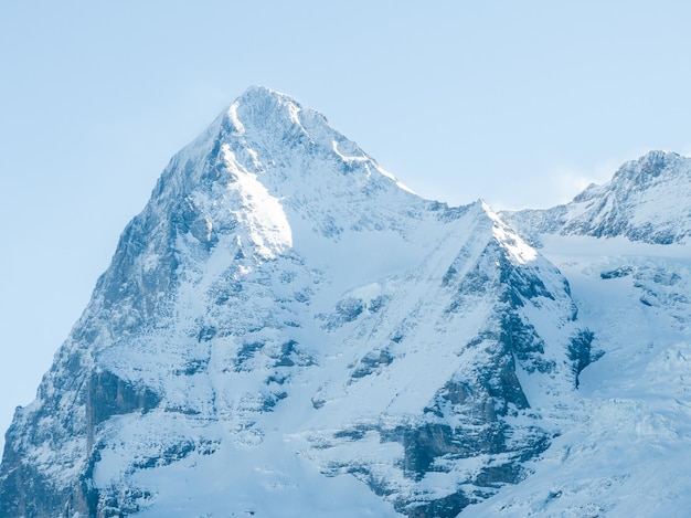 Foto majestico pico de montanha coberto de neve ao amanhecer ou ao anoitecer murren suíça