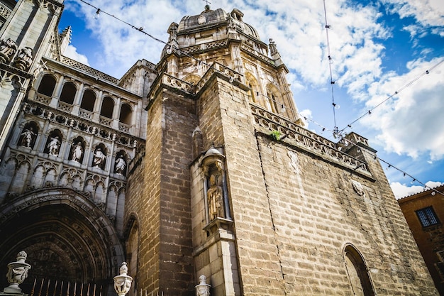 Majestosa catedral de toledo em estilo gótico, com paredes repletas de esculturas religiosas