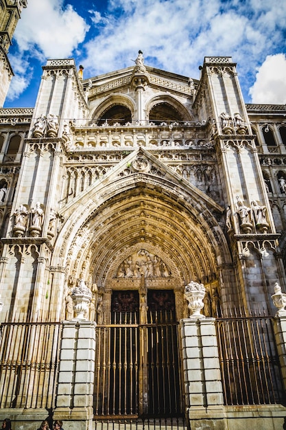 majestosa Catedral de Toledo em estilo gótico, com paredes repletas de esculturas religiosas