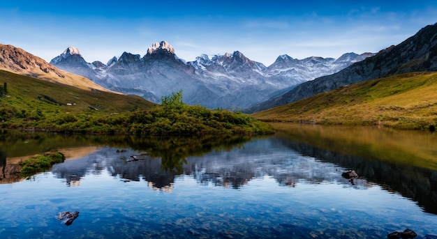 majestosa paisagem de conto de fadas com um grande lago e montanhas ao fundo em alta resolução