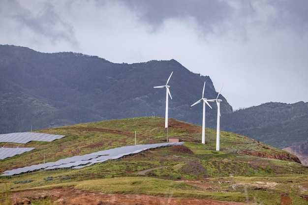 Majestoso parque eólico aproveitando a energia verde na Madeira Portugal