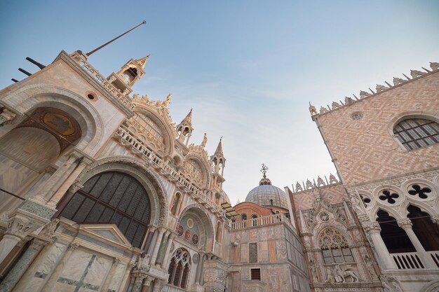 Foto la majestuosa basílica de san marcos al amanecer una vista impresionante del lado lateral de la iglesia