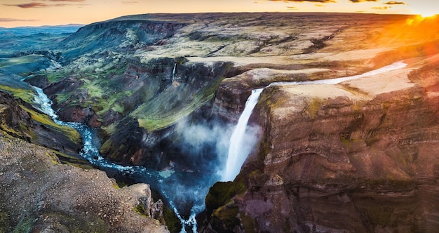 Majestuosa cascada de Haifoss en el centro de las tierras altas en verano en el sur de Islandia