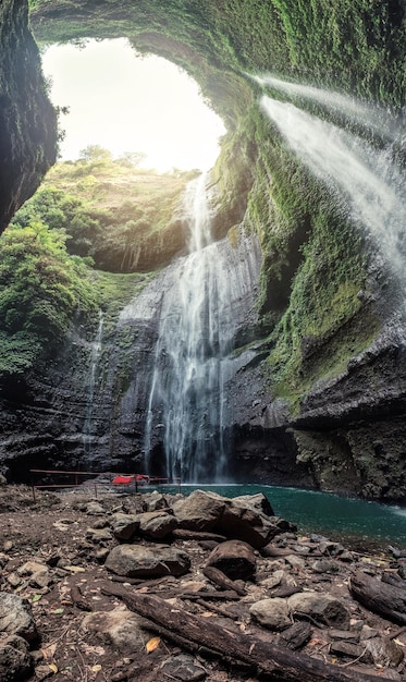 Majestuosa cascada de Madakaripura que fluye en un valle rocoso