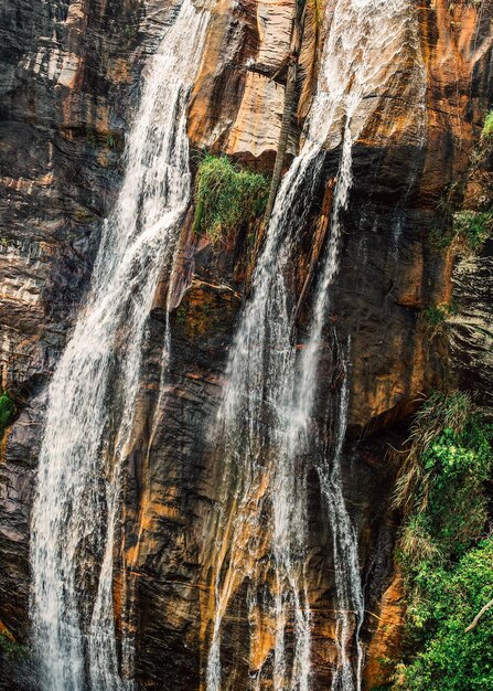 Majestuosa cascada en Minas Gerais Brasil en lo profundo de la selva