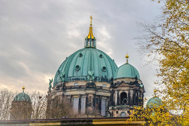 La majestuosa Catedral de Berlín, el edificio y la cúpula de la Catedral protestante de Berlín, Alemania.