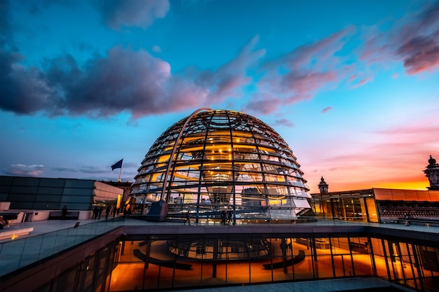 Majestuosa cúpula del reichstag en el cielo del atardecer